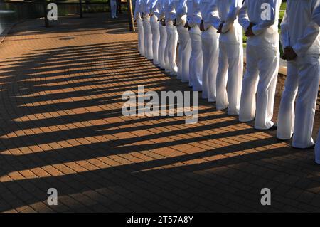 I marinai della Marina DEGLI STATI UNITI si fermano al riposo della parata durante una cerimonia presso l'USS Indianapolis Memorial come parte della Indianapolis Navy Week 2011,.jpg Foto Stock