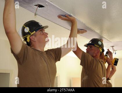 US Navy Seabees del Naval Mobile Construction Battalion (NMCB) 5 lavori di ristrutturazione degli alloggi al punto Mugu.jpg Foto Stock