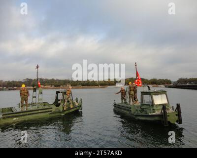 US Navy Seabees del Naval Mobile Construction Battalion (NMCB) 133 e Marines dell'8th Engineering Support Battalion 8th (ESB).jpg Foto Stock