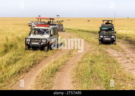 MASAI MARA, KENYA - 19 FEBBRAIO 2020: Safari Vehicles nella riserva nazionale di Masai Mara, Kenya Foto Stock