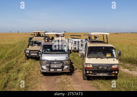 MASAI MARA, KENYA - 19 FEBBRAIO 2020: Safari Vehicles nella riserva nazionale di Masai Mara, Kenya Foto Stock