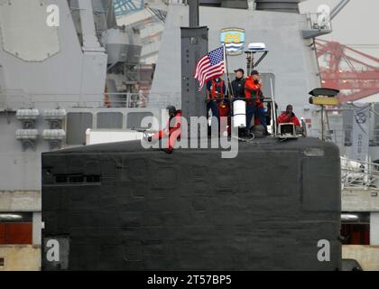 US Navy il sottomarino d'attacco USS Scranton (SSN 756) parte dal molo 3 della stazione navale di Norfolk per un breve tragitto in corso per completare la certificazione elettronica di navigazione utilizzando il Voyage Management System (VMS).jpg Foto Stock