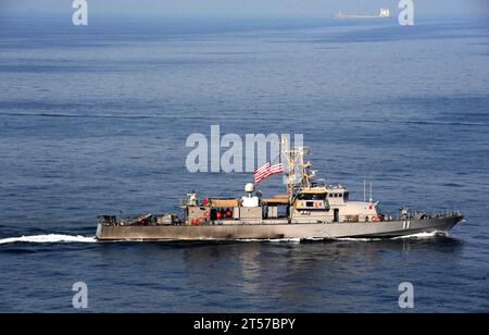US Navy la nave da pattugliamento costiera classe Cyclone USS Whirlwind (PC 11) transita nell'Arabian Gulf.jpg Foto Stock