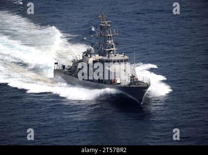 US Navy la nave da pattugliamento costiera classe ciclone USS Firebolt (PC 10) è in corso durante un'esercitazione nell'Arabian Gulf.jpg Foto Stock