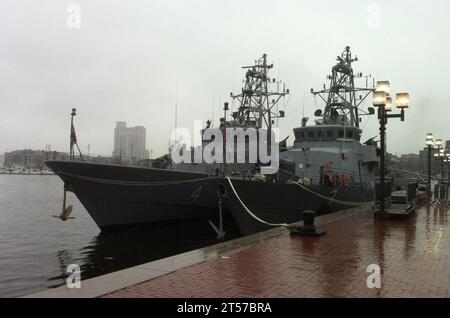 US Navy le navi da pattugliamento costiere classe Cyclone USS Hurricane (PC 3) e USS Monsoon (PC 4) arrivano nella Inner Harbor.jpg di Baltimora Foto Stock