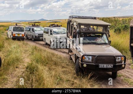 MASAI MARA, KENYA - 19 FEBBRAIO 2020: Safari Vehicles nella riserva nazionale di Masai Mara, Kenya Foto Stock