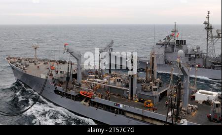 US Navy il Military Sealift Command Henry J. Kaiser-class Fleet Replenishment Oiler USNS Patuxent (T-AO 201) trasferisce combustibile to.jpg Foto Stock