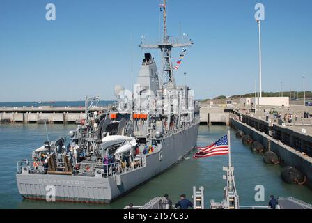 US Navy la nave contromisura mine USS Devastator (MCM 6) è in corso dalla Naval Station Ingleside al suo nuovo homeport a San Diego, Calif.jpg Foto Stock