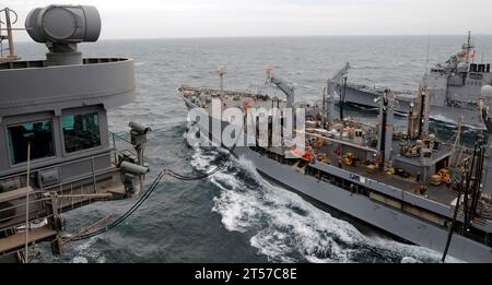 US Navy il Military Sealift Command Henry J. Kaiser-class Fleet Replenishment Oiler USNS Patuxent (T-AO 201) trasferisce combustibile to.jpg Foto Stock