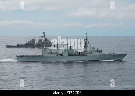 US Navy la fregata della Royal Canadian Navy HMCS Ottawa (FFH 341, fronte, e il cacciatorpediniere guidato-missile classe Arleigh Burke USS Jo.jpg Foto Stock