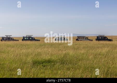 MASAI MARA, KENYA - 19 FEBBRAIO 2020: Safari Vehicles nella riserva nazionale di Masai Mara, Kenya Foto Stock