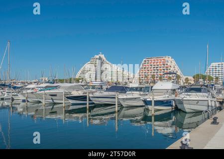 La grande Motte, Francia - 30 settembre 2023 : edifici futuristici nella città di la grande Motte, nel sud della Francia, vicino alla Camargue e al Mont Foto Stock