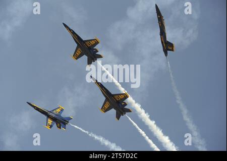 US Navy lo squadrone dimostrativo di combattimento della Marina degli Stati Uniti, i Blue Angels, esegue la manovra Diamond Low Break Cross al Randolp.jpg Foto Stock