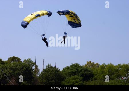 US Navy due membri del Parachute Demonstration Team della Marina degli Stati Uniti, The Leap Frogs, atterrano al Cincinnati Riverfest.jpg Foto Stock