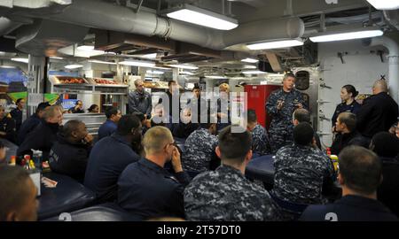 Gerald R. Beaman, vice ammiraglio della Marina degli Stati Uniti, comandante della 3rd Fleet, parla ai marinai nel caos dei capi a bordo della guided-missile.jpg Foto Stock