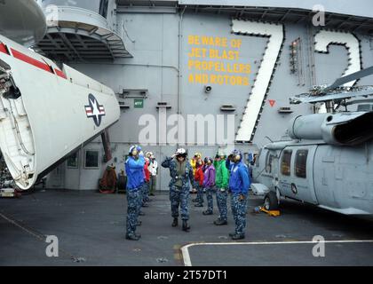 Gerald R. Beaman, comandante della US Navy 3rd Fleet, passa attraverso i fianchi arcobaleno mentre lascia l'aereo carr.jpg Foto Stock