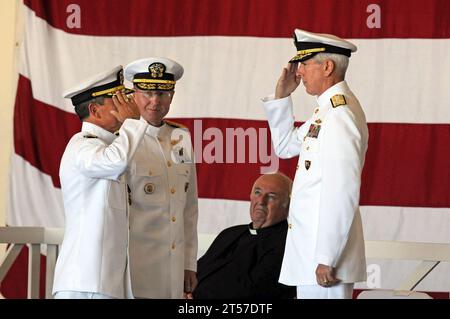 Il vice ammiraglio della US Navy Harry B. Harris Jr., a sinistra, comandante della US 6th Fleet, rinuncia ai suoi doveri mentre saluta l'ammiraglio Samuel Lock.jpg Foto Stock