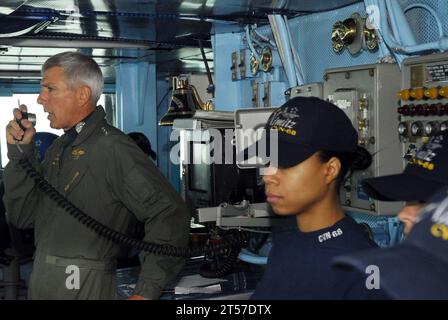 Samuel Locklear, comandante della US Navy 3rd Fleet, si rivolge all'equipaggio della portaerei USS Nimitz (CVN 68).jpg Foto Stock