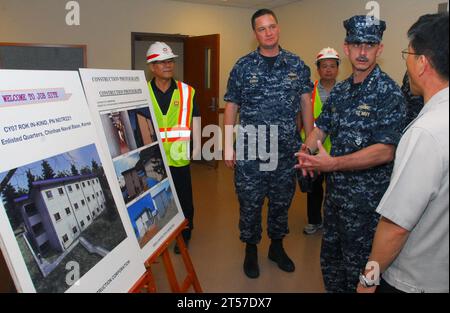 Vice Adm. Della Marina DEGLI STATI UNITI Michael C. vitale, comandante del comando installazioni della Marina, tour delle attività del comandante della flotta Chinhae.jpg Foto Stock