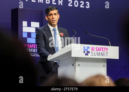 BLETCHLEY PARK, BUCKINGHAMSHIRE, INGHILTERRA, Regno Unito - 02 novembre 2023 - il primo ministro del Regno Unito Rishi Sunak termina il secondo giorno del vertice sulla sicurezza dell'IA a Bletchley Park Foto Stock