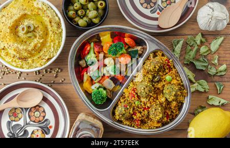 Pasto vegetariano/vegano, con hummus, falafel, verdure alla griglia e olive Foto Stock