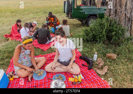 MASAI MARA, KENYA - 19 FEBBRAIO 2020: I partecipanti al safari pranzano nella riserva nazionale di Masai Mara, Kenya Foto Stock