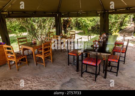 MASAI MARA, KENYA - 20 FEBBRAIO 2020: Ristorante in un campo safari vicino alla riserva nazionale di Masai Mara, Kenya Foto Stock
