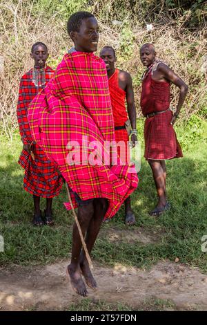MASAI MARA, KENYA - 20 FEBBRAIO 2020: Il popolo Masai esegue la sua Jumping Dance, Kenya Foto Stock