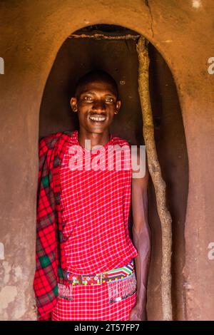 MASAI MARA, KENYA - 20 FEBBRAIO 2020: Uomo Masai nella sua casa, Kenya Foto Stock