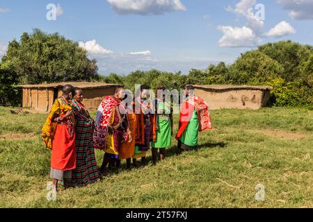 MASAI MARA, KENYA - 20 FEBBRAIO 2020: Donne Masai nel loro villaggio, Kenya Foto Stock