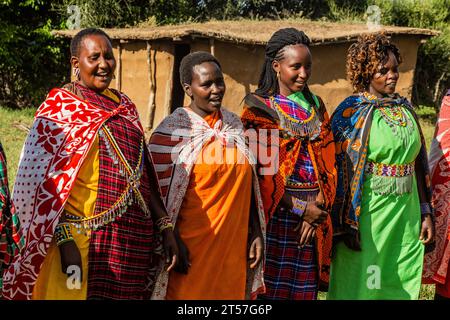 MASAI MARA, KENYA - 20 FEBBRAIO 2020: Donne Masai nel loro villaggio, Kenya Foto Stock