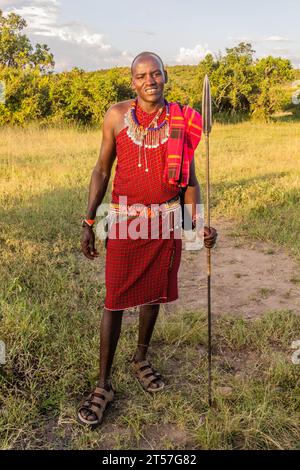 MASAI MARA, KENYA - 20 FEBBRAIO 2020: Guerriero Masai con la sua lancia, Kenya Foto Stock