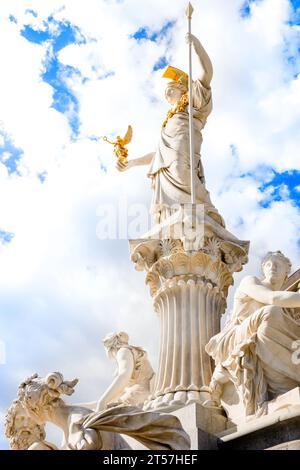Vista dettagliata delle sculture della Fontana di Pallade Athene di fronte all'edificio del Parlamento austriaco, Vienna, Austria Foto Stock