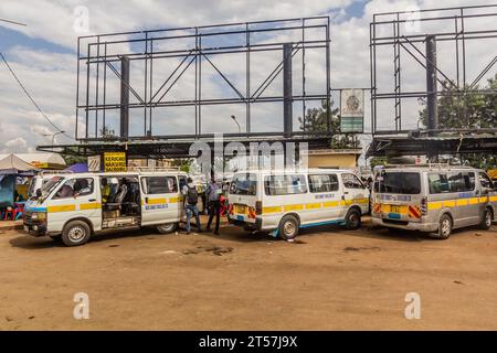 KISUMU, KENYA - 22 FEBBRAIO 2020: Matatus (minibus) su uno stand a Kisumu, Kenya Foto Stock
