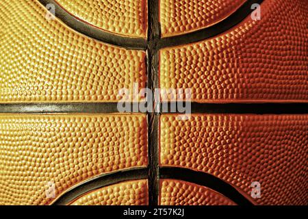 Texture sbiadita e ricca di dettagli, pelle ufficiale arancione da basket. Streetball e canestro. Modelli e sfondi sportivi Foto Stock