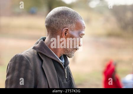 ritratto di un vecchio africano non rasato nel villaggio, nel tardo pomeriggio Foto Stock