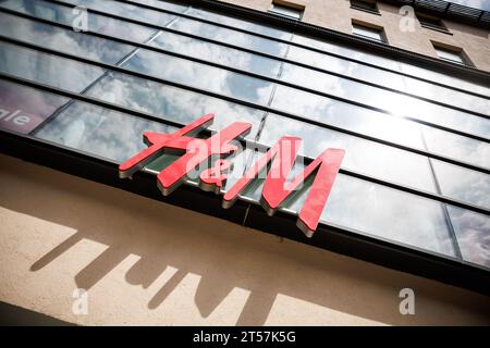 21 luglio 2023, Baviera, Monaco: Il logo H&M è visibile all'ingresso di un negozio del marchio di moda nel centro di Monaco. H&M (Hennes & Mauritz AB) è un'azienda di moda svedese attiva a livello internazionale e uno dei più grandi rivenditori di abbigliamento al mondo. Foto: Matthias Balk/dpa Foto Stock