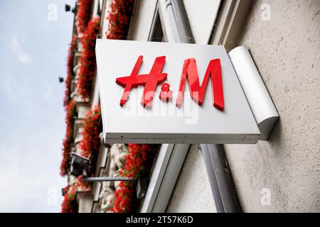 21 luglio 2023, Baviera, Monaco: Il logo H&M è visibile all'ingresso di un negozio del marchio di moda nel centro di Monaco. H&M (Hennes & Mauritz AB) è un'azienda di moda svedese attiva a livello internazionale e uno dei più grandi rivenditori di abbigliamento al mondo. Foto: Matthias Balk/dpa Foto Stock