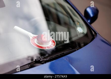 21 luglio 2023, Baviera, Monaco: Una cazzuola della polizia giace dietro il parabrezza in un veicolo della polizia civile. Foto: Matthias Balk/dpa Foto Stock