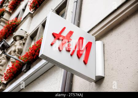 21 luglio 2023, Baviera, Monaco: Il logo H&M è visibile all'ingresso di un negozio del marchio di moda nel centro di Monaco. H&M (Hennes & Mauritz AB) è un'azienda di moda svedese attiva a livello internazionale e uno dei più grandi rivenditori di abbigliamento al mondo. Foto: Matthias Balk/dpa Foto Stock