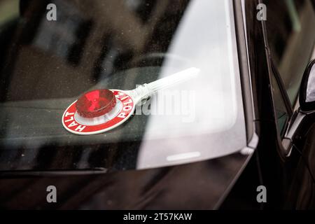 21 luglio 2023, Baviera, Monaco: Una cazzuola della polizia giace dietro il parabrezza in un veicolo della polizia civile. Foto: Matthias Balk/dpa Foto Stock