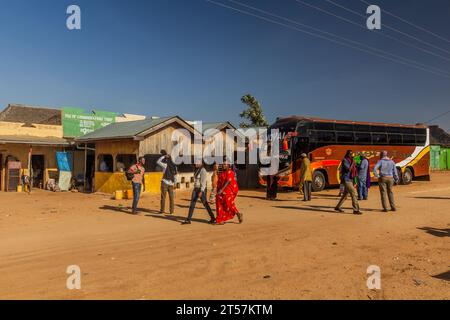 MOYALE, KENYA - 9 FEBBRAIO 2020: Autobus a una fermata vicino Moyale, Kenya Foto Stock