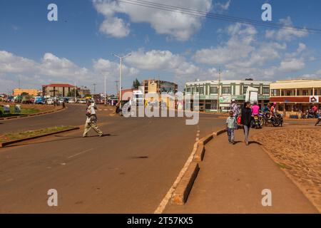 MARSABIT, KENYA - 9 FEBBRAIO 2020: Vista della strada A2 nella città di Marsabit, Kenya Foto Stock