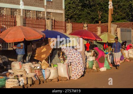MARSABIT, KENYA - 9 FEBBRAIO 2020: Mercato di strada nella città di Marsabit, Kenya Foto Stock