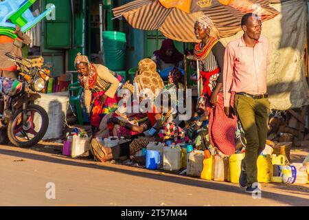 MARSABIT, KENYA - 9 FEBBRAIO 2020: Mercato di strada nella città di Marsabit, Kenya. Questi venditori appartengono alla tribù dei Samburu. Foto Stock