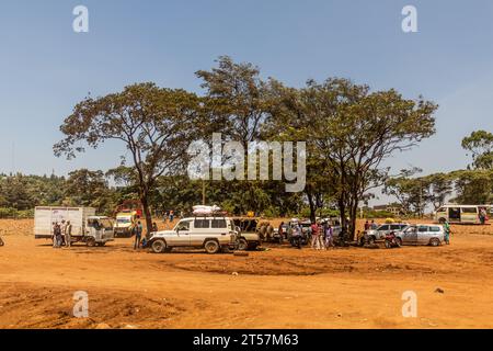 MARSABIT, KENYA - 10 FEBBRAIO 2020: Veicoli in un parcheggio nella città di Marsabit, Kenya Foto Stock