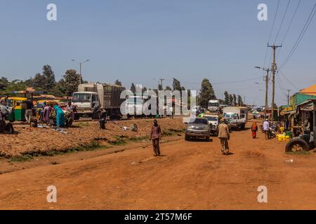 MARSABIT, KENYA - 10 FEBBRAIO 2020: Veicoli su una strada principale nella città di Marsabit, Kenya Foto Stock