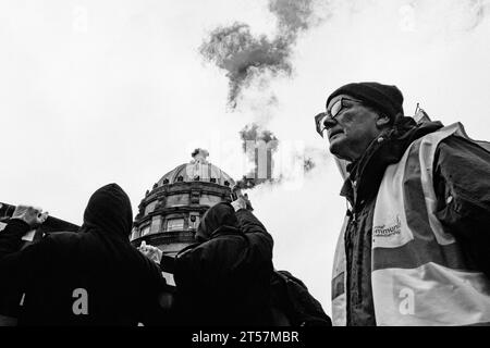 I manifestanti lanciano bombe fumogene in aria di fronte all'architettura Newcastle a Pro Palestine march. Newcastle upon Tyne, Regno Unito - ottobre 28 2023. Foto Stock