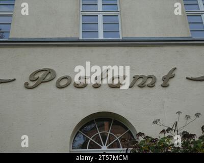 Colonia, Germania. 30 ottobre 2023. Lettere dell'ufficio postale. C'era un ufficio postale qui. La scritta storica è rimasta sull'edificio. Crediti: Horst Galuschka/dpa/Alamy Live News Foto Stock