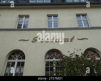 Colonia, Germania. 30 ottobre 2023. Lettere dell'ufficio postale. C'era un ufficio postale qui. La scritta storica è rimasta sull'edificio. Crediti: Horst Galuschka/dpa/Alamy Live News Foto Stock